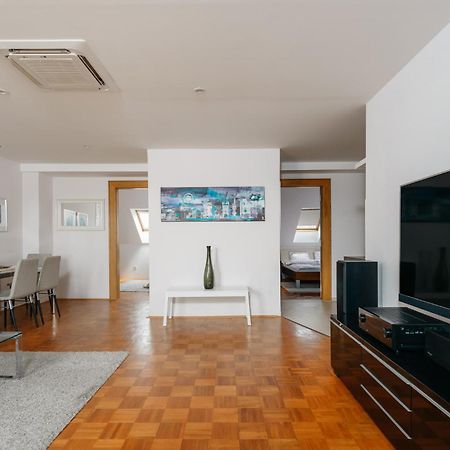 Roy 2 Bdr Apartment With Prague Castle View, Parking & Ac מראה חיצוני תמונה