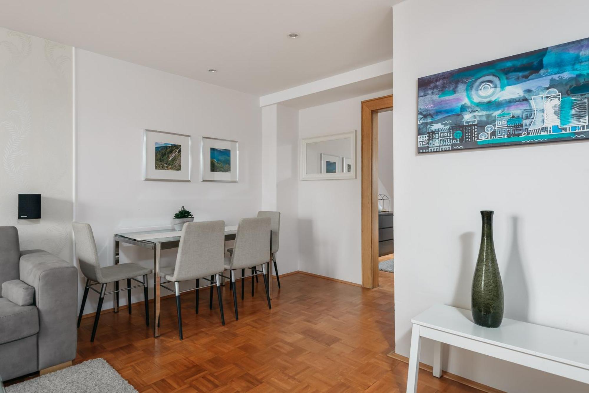 Roy 2 Bdr Apartment With Prague Castle View, Parking & Ac מראה חיצוני תמונה