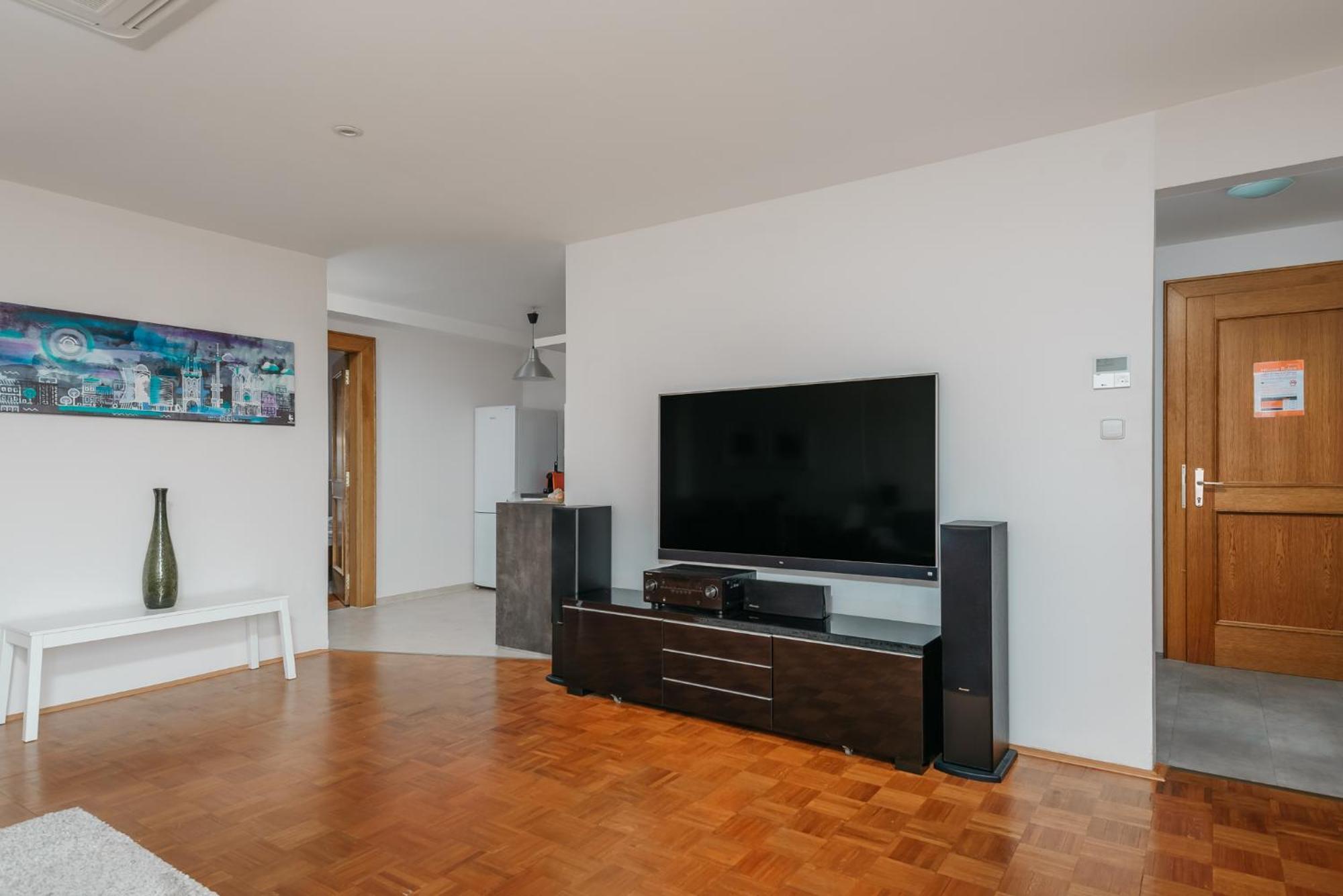 Roy 2 Bdr Apartment With Prague Castle View, Parking & Ac מראה חיצוני תמונה