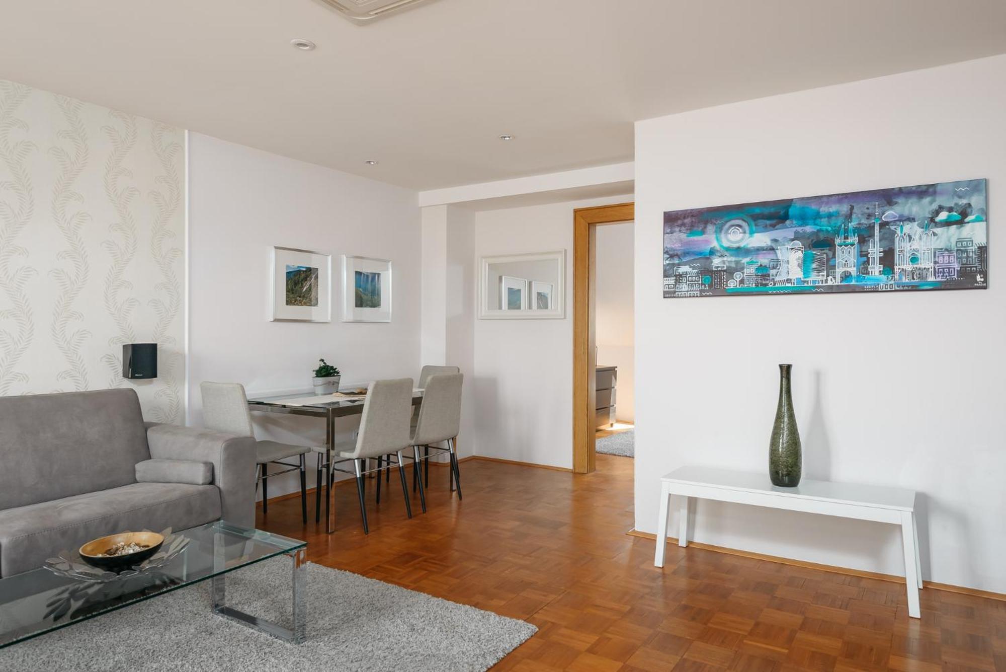 Roy 2 Bdr Apartment With Prague Castle View, Parking & Ac מראה חיצוני תמונה