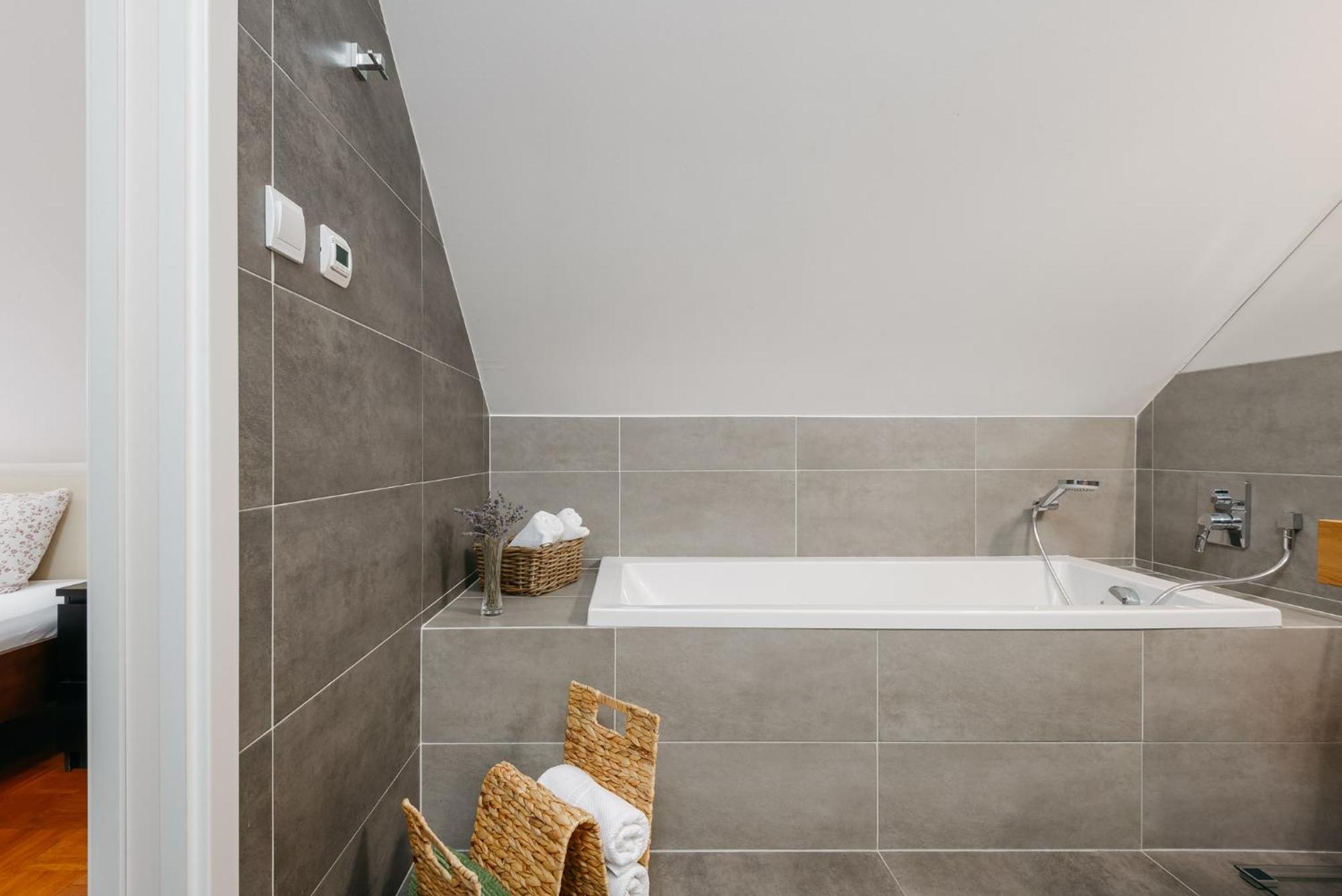Roy 2 Bdr Apartment With Prague Castle View, Parking & Ac מראה חיצוני תמונה