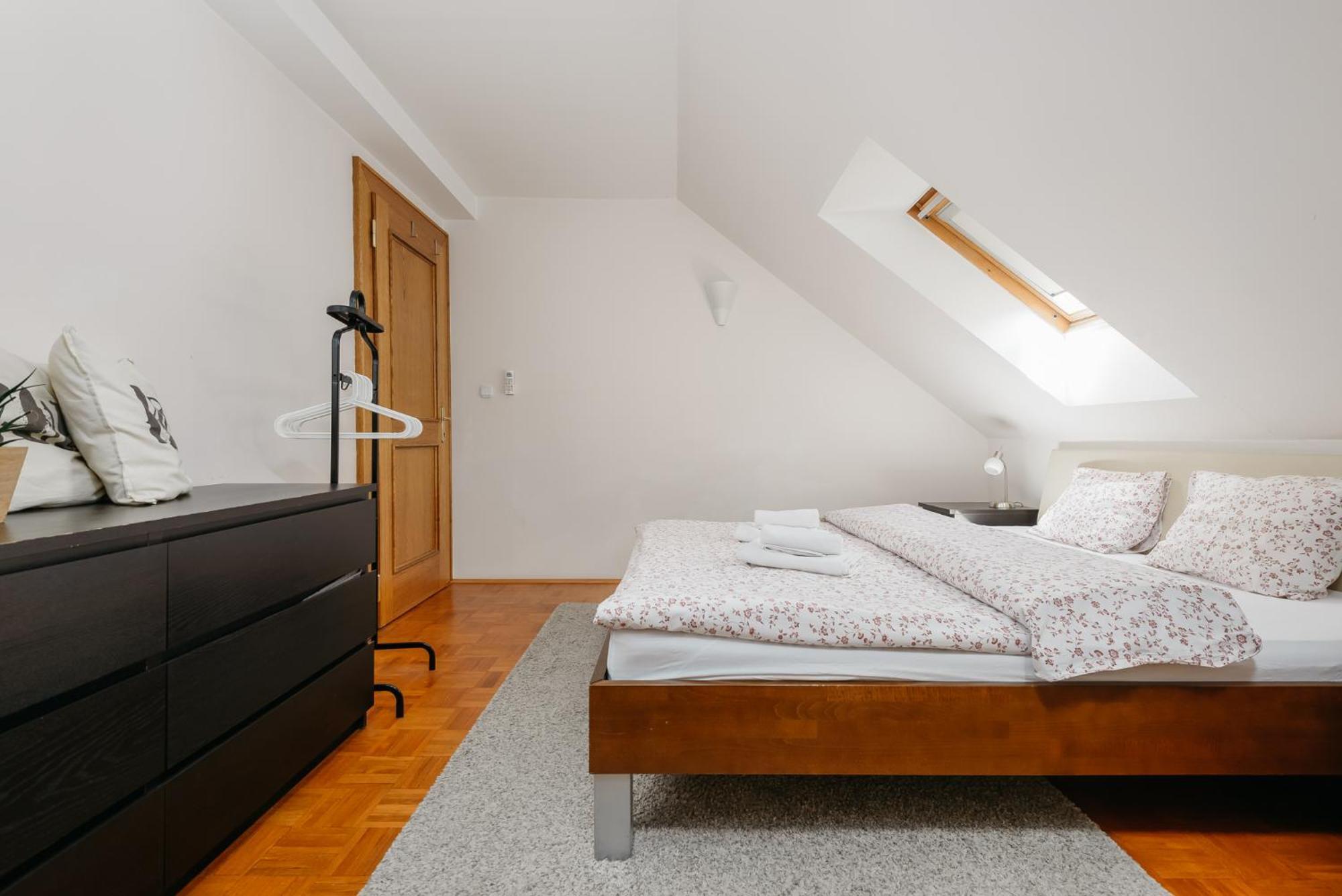 Roy 2 Bdr Apartment With Prague Castle View, Parking & Ac מראה חיצוני תמונה