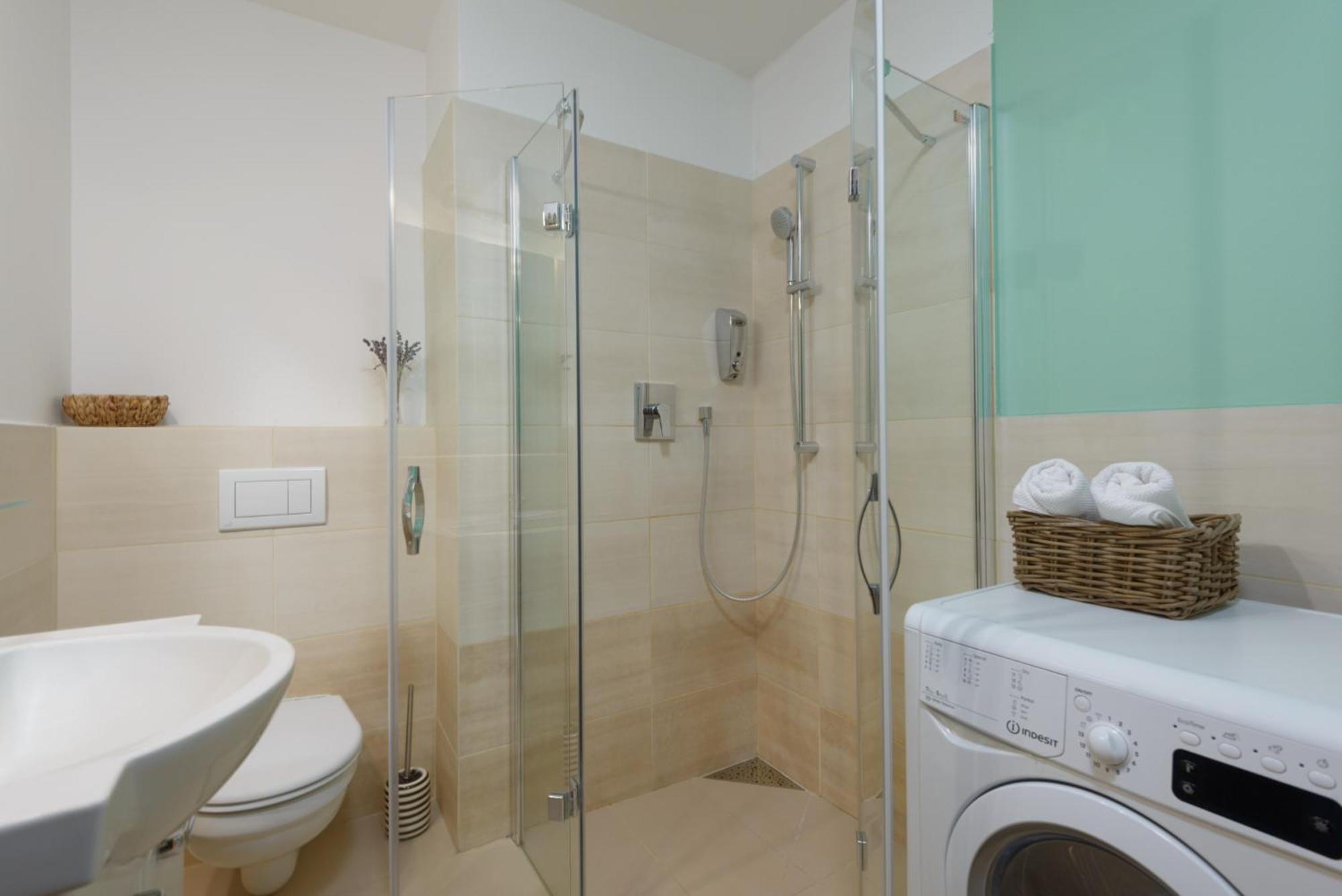 Roy 2 Bdr Apartment With Prague Castle View, Parking & Ac מראה חיצוני תמונה