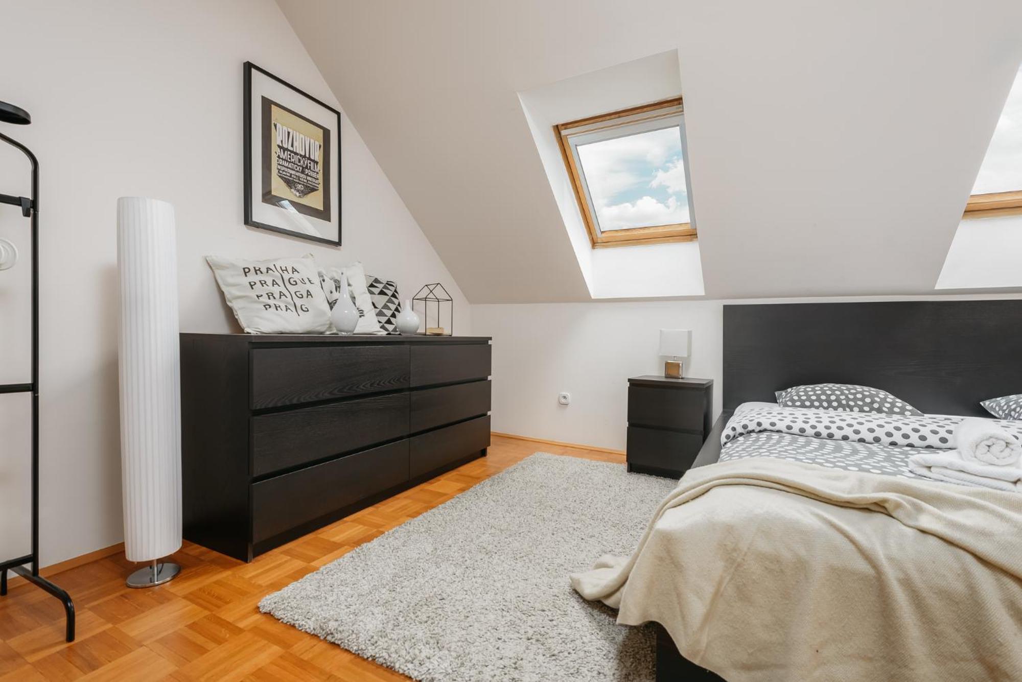 Roy 2 Bdr Apartment With Prague Castle View, Parking & Ac מראה חיצוני תמונה