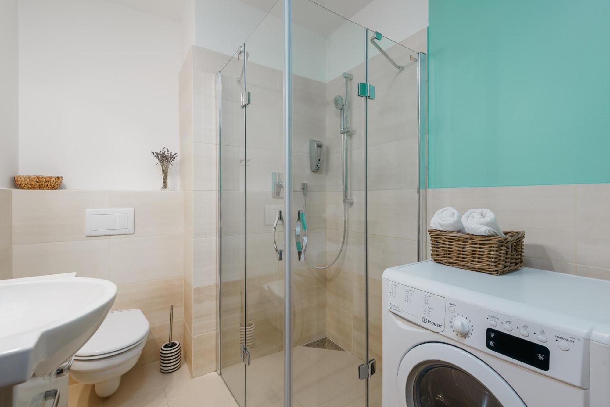 Roy 2 Bdr Apartment With Prague Castle View, Parking & Ac מראה חיצוני תמונה