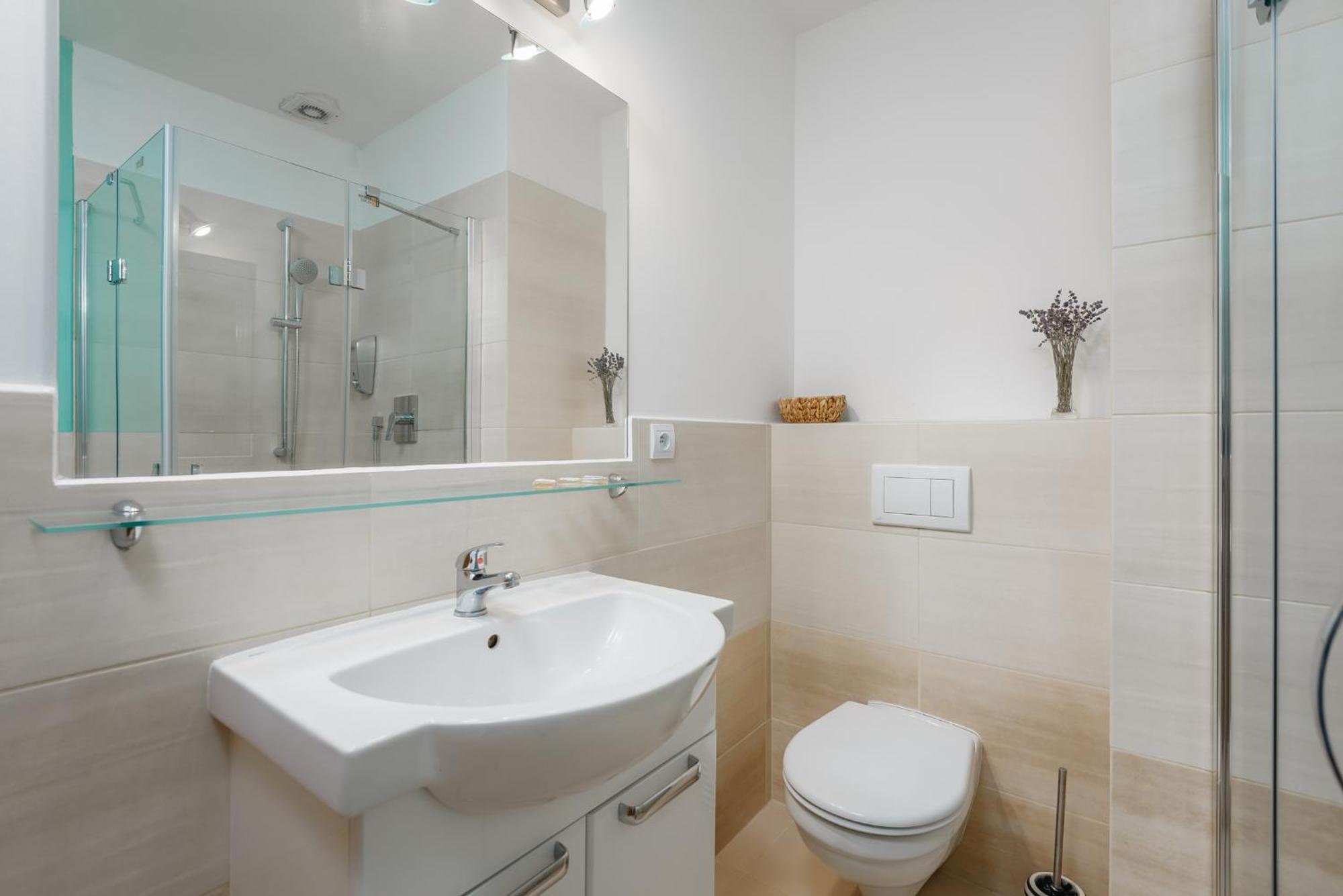 Roy 2 Bdr Apartment With Prague Castle View, Parking & Ac מראה חיצוני תמונה